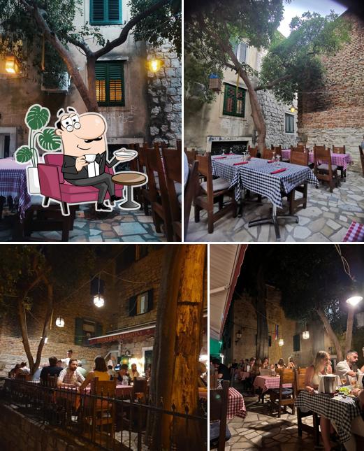 Gli interni di Deep Shade Tavern