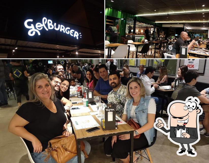 Sente em uma das mesas no GolBurger & Cozinha