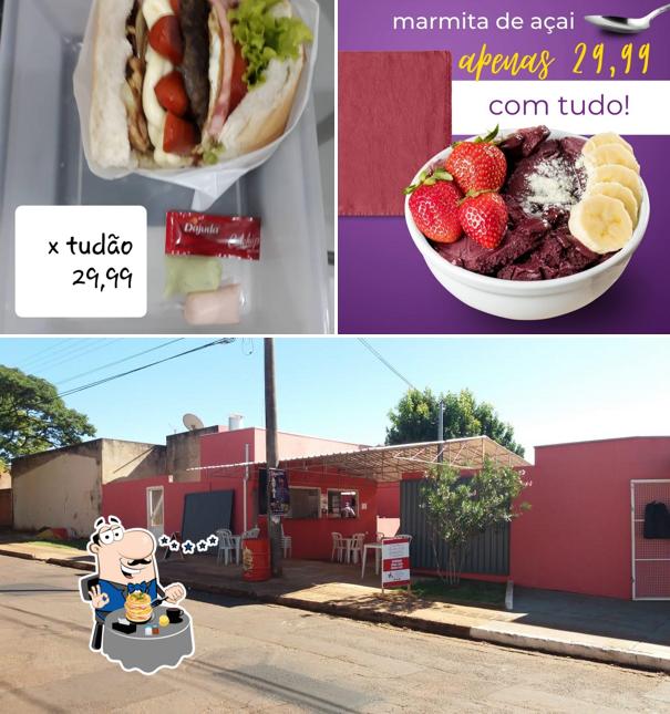 Esta é a imagem apresentando comida e interior no MIX LANCHES E AÇAÍ