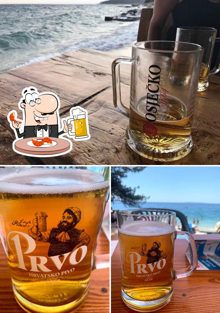 Puoi ordinare un rinfrescante bicchiere di birra chiara o scura