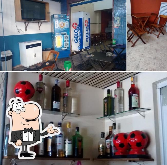 Entre diversos coisas, interior e álcool podem ser encontrados no Mitingas Bar