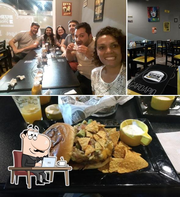 O Burger Holic se destaca pelo interior e comida