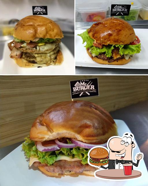 Delicie-se com um hambúrguer no Mr. Burguer