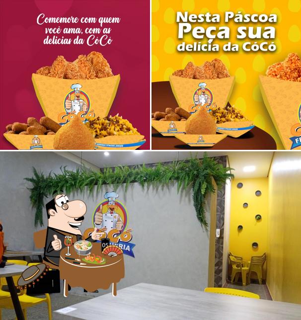 Confira a imagem ilustrando comida e interior a Cócó Frangueria