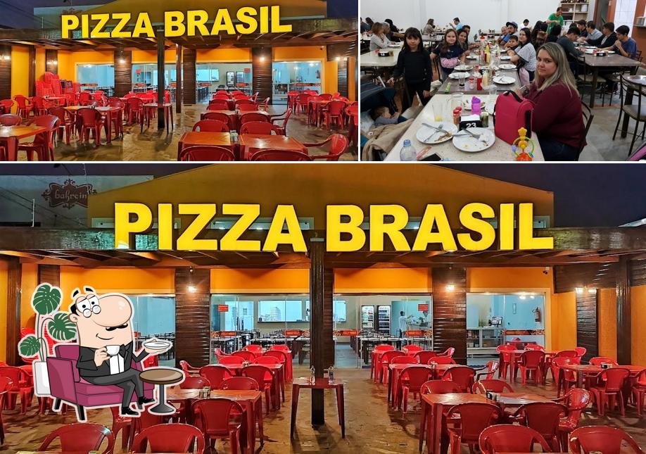 Sente em uma das mesas no Pizza Brasil