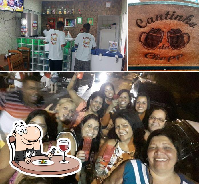 Confira a imagem ilustrando comida e interior no cantinho do chopp