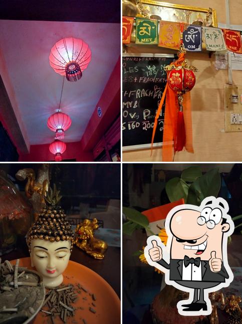 MOMOS FOOD POINT