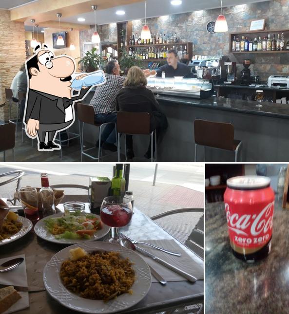Посмотрите на этот снимок, где видны напитки и барная стойка в Cervecería El Salt