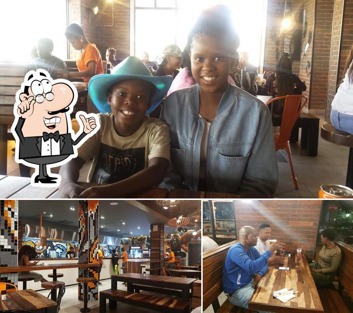 Siéntate a una de las mesas de RocoMamas Polokwane