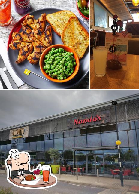 Это фотография, где изображены столики и внешнее оформление в Nando's Milton Keynes - Kingston Centre