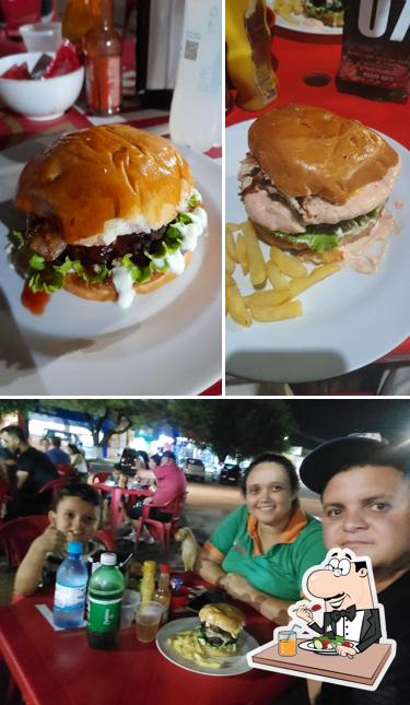 Entre diversos coisas, comida e mesa de jantar podem ser encontrados no Na Brasa Burger