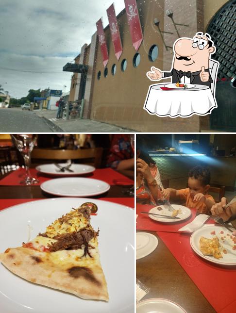 O Pizzaria Piratas do Picui se destaca pelo mesa de jantar e exterior