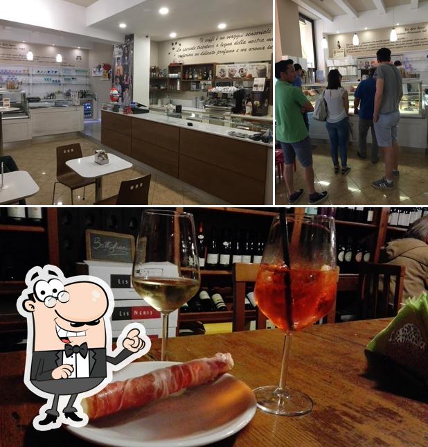 Questa è la foto che mostra la interni e tavolo da pranzo di Bar Gelo