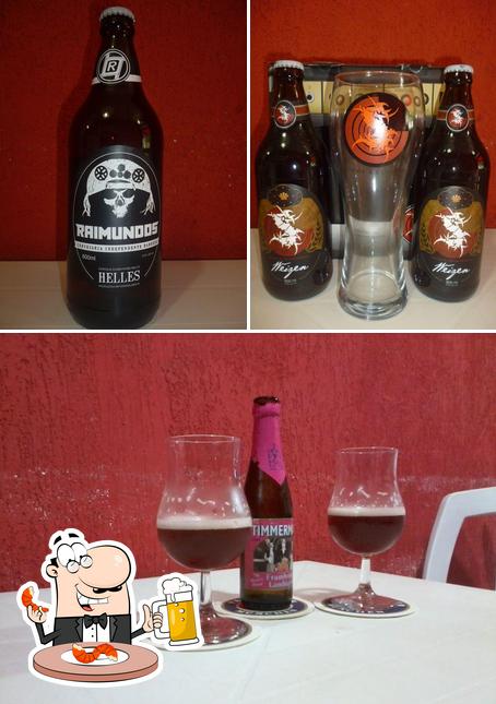 Desfute uma tulipa de cerveja leve ou escura