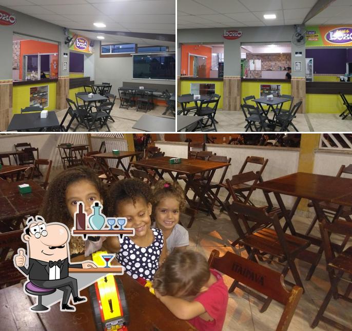 Sente em uma das mesas no Bozó Pizzaria e Lanchonete