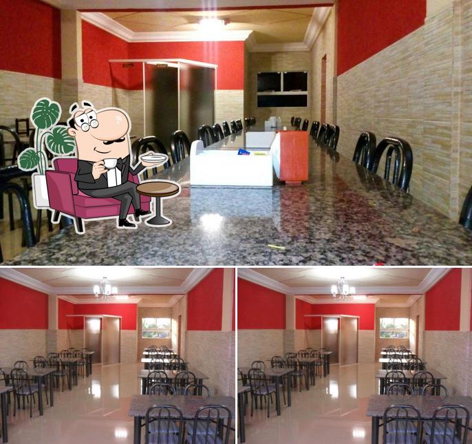 O interior do Pizzaria Astro Pizza