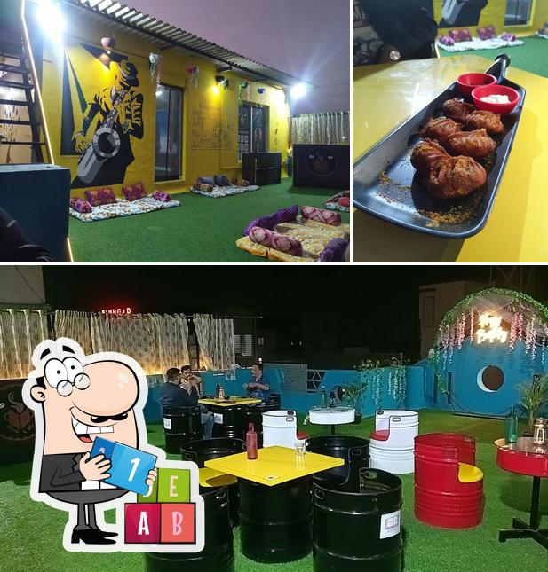 The image of play area and meat at CAFE UNWIND