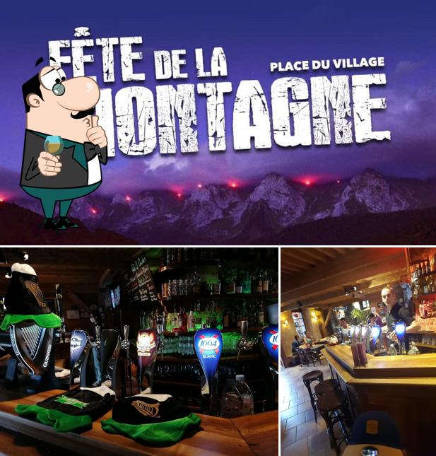 Jetez un coup d’oeil à la photo représentant la comptoir de bar et extérieur concernant Les Deux Guides