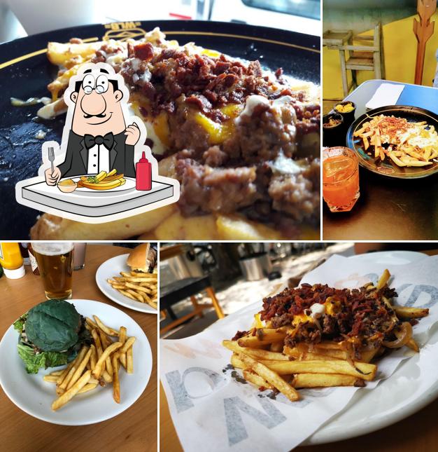 Disfruta de sus patatas fritas en We Love Burgers Condesa