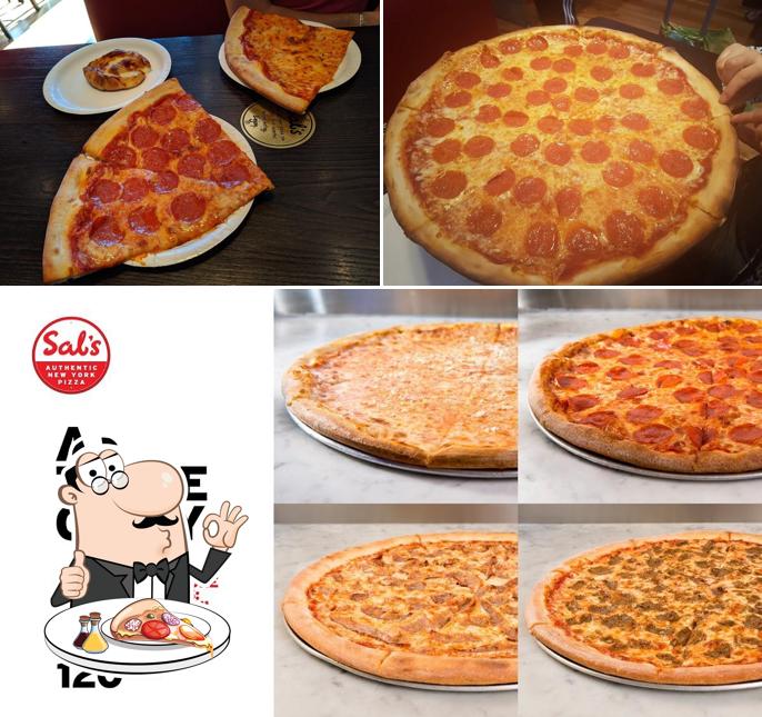 En Sal's Authentic New York Pizza - Riccarton, puedes degustar una pizza
