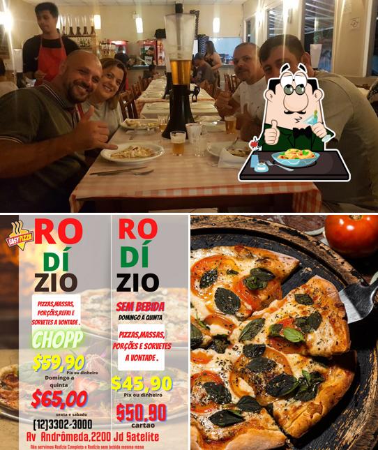 Entre diversos coisas, comida e interior podem ser encontrados a Pizzaria Easy Pizza