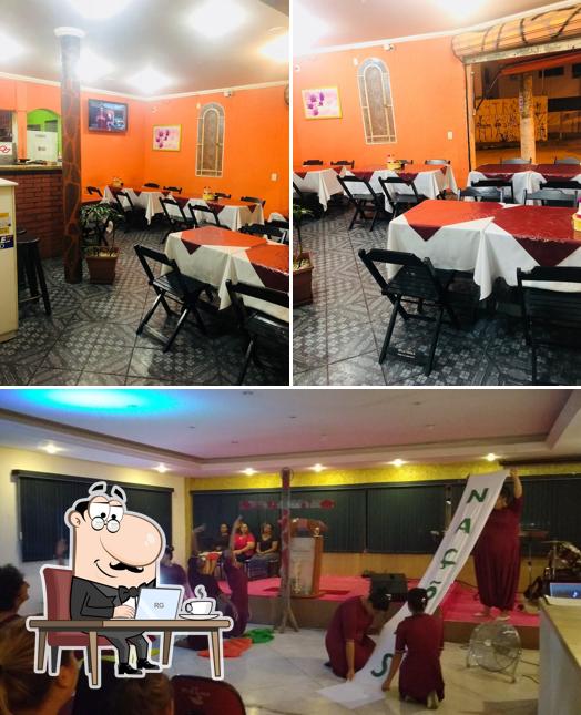 Sente em uma das mesas no Casa de Esfihas Canaã