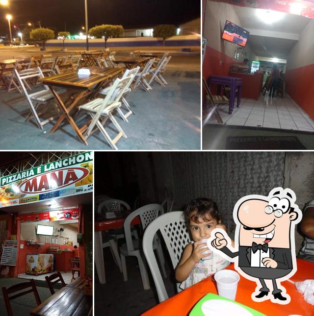 Sente em uma das mesas no Pizzaria Maná