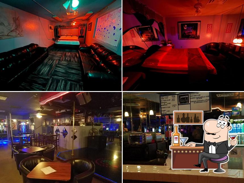 Это фотография, где изображены барная стойка и внутреннее оформление в Club Encounters