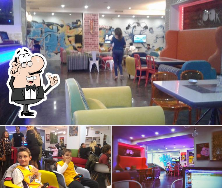 Installez-vous à l'une des tables de Geek