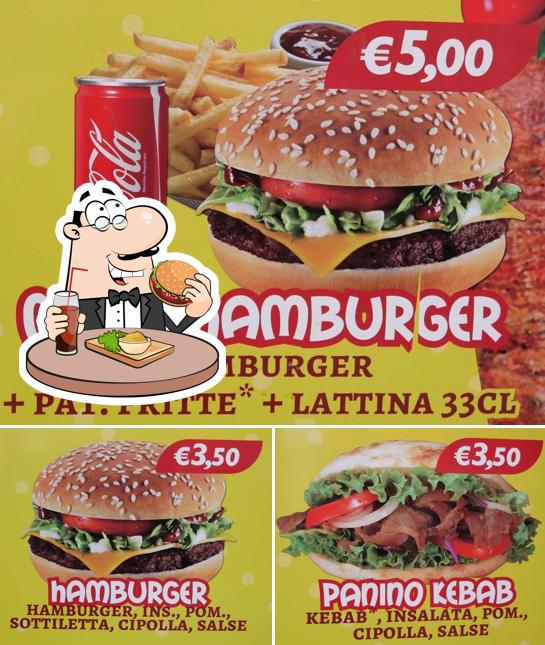 Ordina un hamburger a Pizza Kebab SETTIMO
