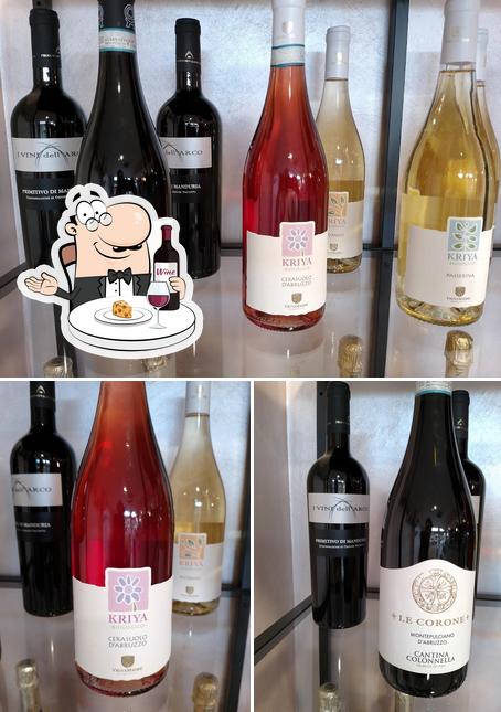 È gradevole godersi un bicchiere di vino a Er Caffettino