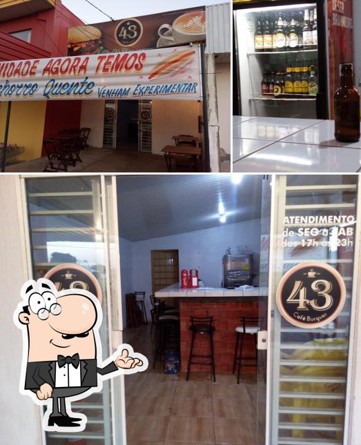 O interior do 43 Café Burguer