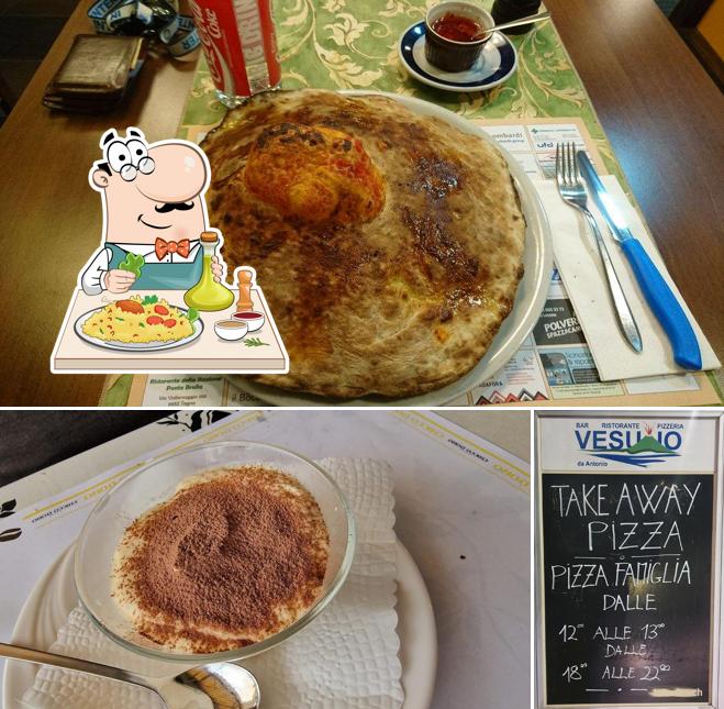 La foto della cibo e lavagna di Pizzeria Vesuvio da Antonio - Pizza Verace