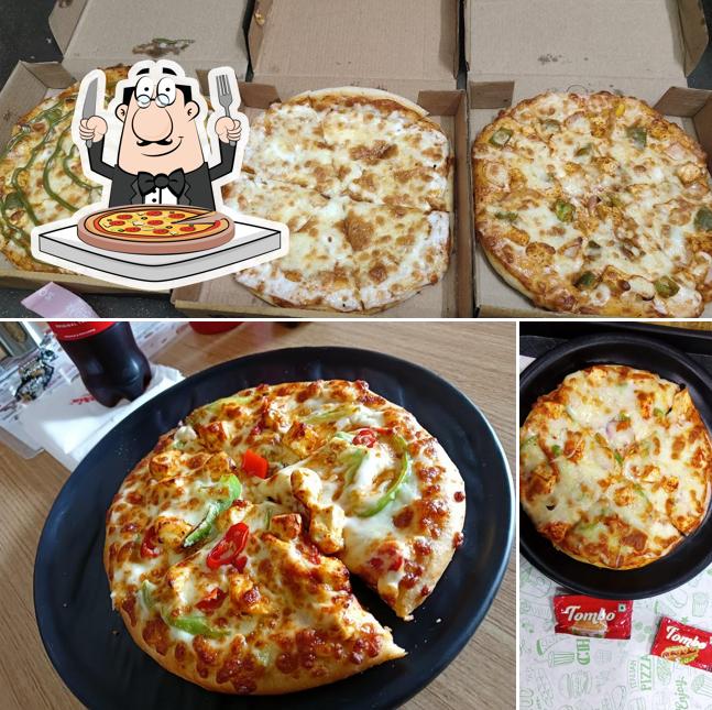 Order pizza at Da Pizza Queen