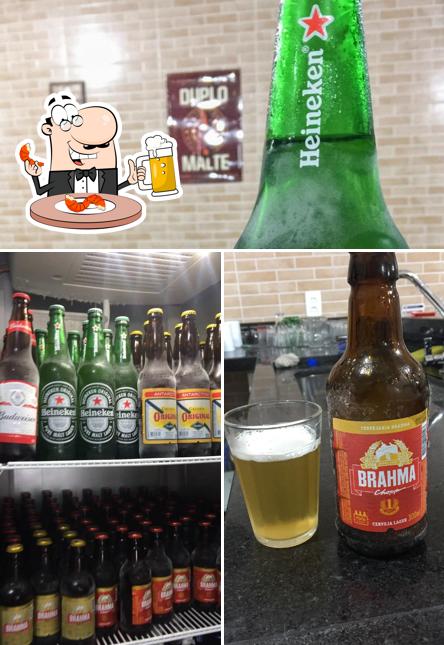 Peça um copo de cerveja leve ou escura