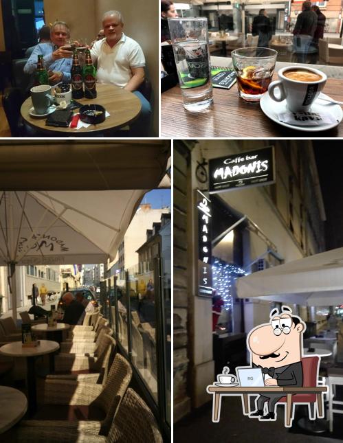 Gli interni di Caffe Bar Madonis