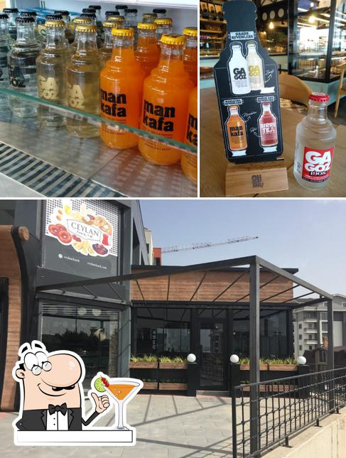 Observa las fotografías que muestran bebida y exterior en Ceylan Fırın & Cafe Balat