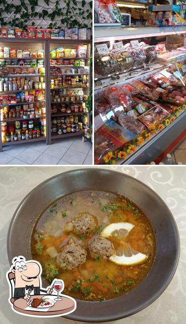 Ordina i un pasto a base di carne a Vasilisa Alimentari Tipici Est Europa