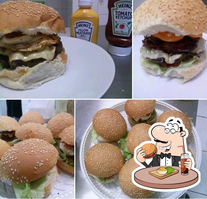 Peça um hambúrguer no Hamburgueria Figueiredo