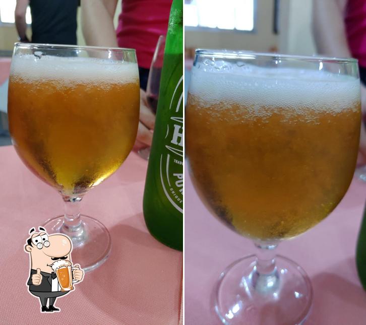 Desfute uma tulipa de cerveja leve ou escura