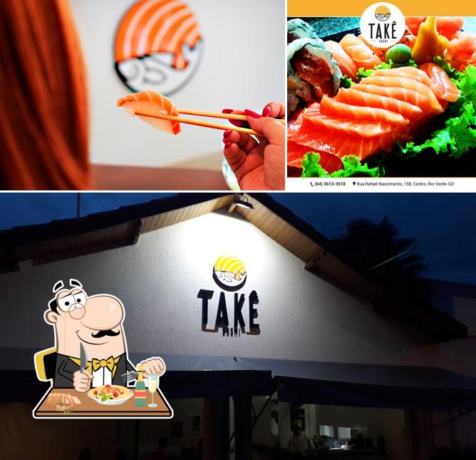 Entre diferentes coisas, comida e exterior podem ser encontrados no Takê Sushi