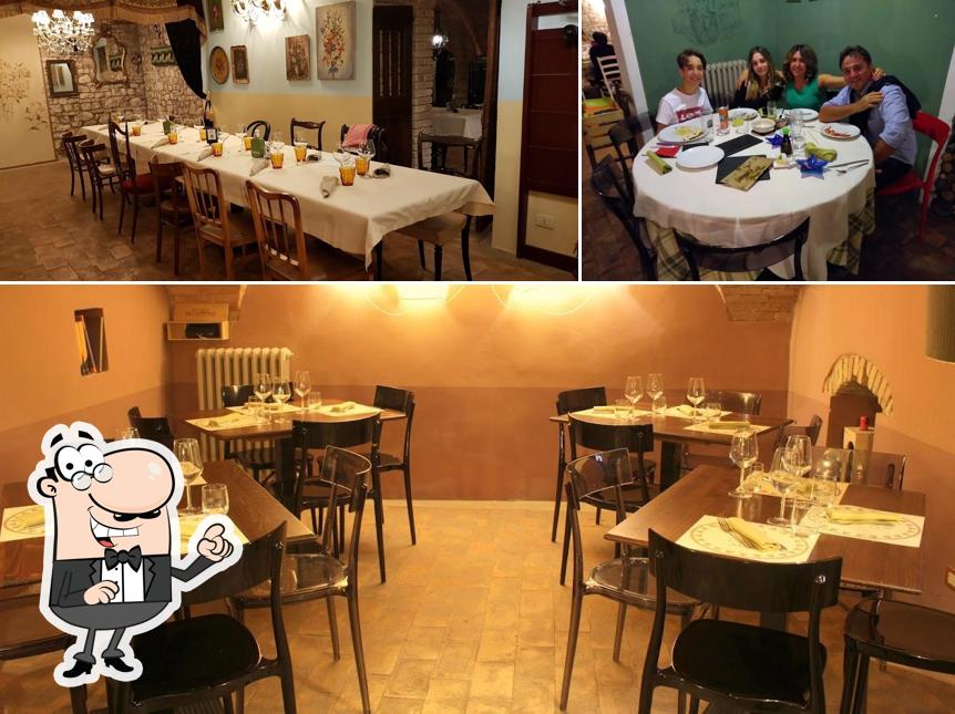 La interni e tavolo da pranzo del ristorante