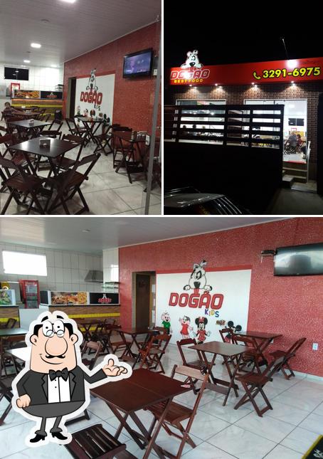 Sente em uma das mesas no Dogão Lanches