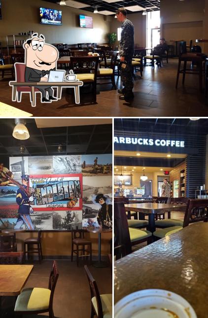 El interior de Starbucks