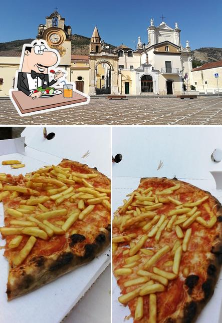 Rosticceria Pizzeria Re Artù si caratterizza per la cibo e esterno