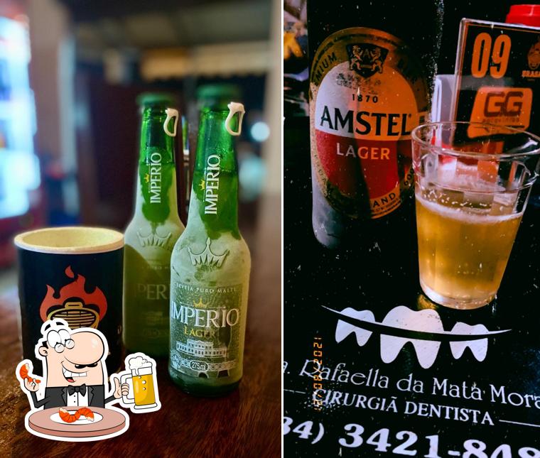 Desfute uma tulipa de cerveja leve ou escura