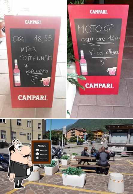 Bar Linus si caratterizza per la lavagna e esterno