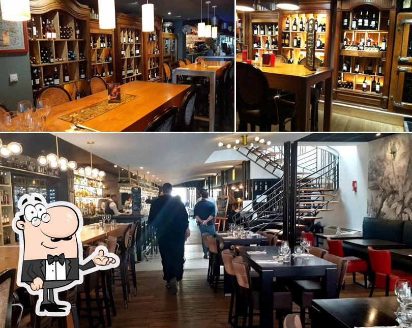 Installez-vous à l'une des tables de Chez Paul Angoulême