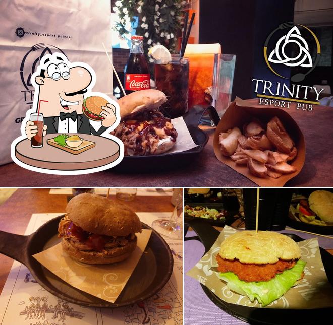 Prova un hamburger a Trinity Esport Pub