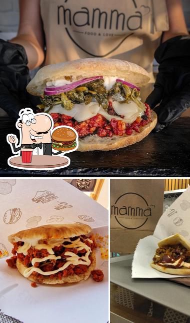 Ordina un hamburger a Mammà - Street Food Milano